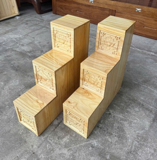 Bậc Tam Cấp Gỗ Thông Màu Tự Nhiên Tôn Nghiêm Không Gian Thờ Cúng