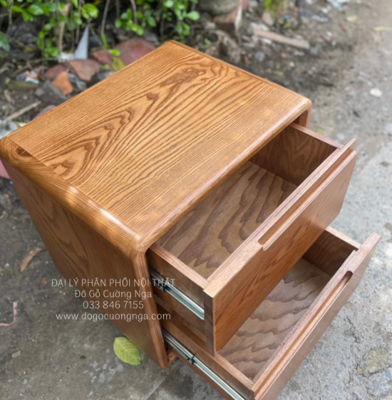 Tủ Đầu Giường Gỗ Sồi Nga Lau Màu Óc Chó Sang Trọng 